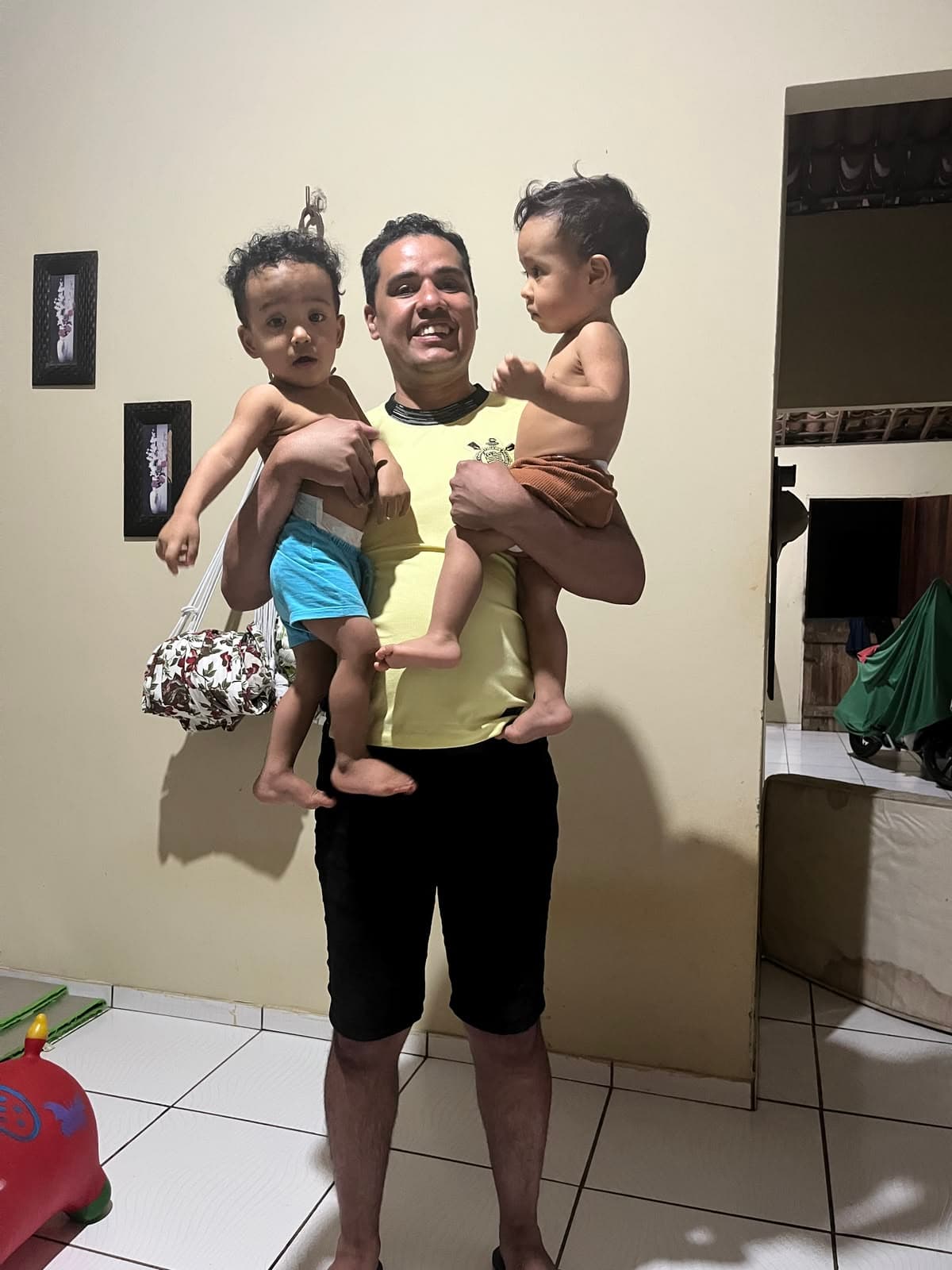 Foto do pai com os gêmeos